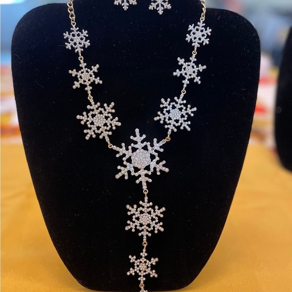 Bling Snowflake Necklace with matching Earrings - Picture 5 of 7